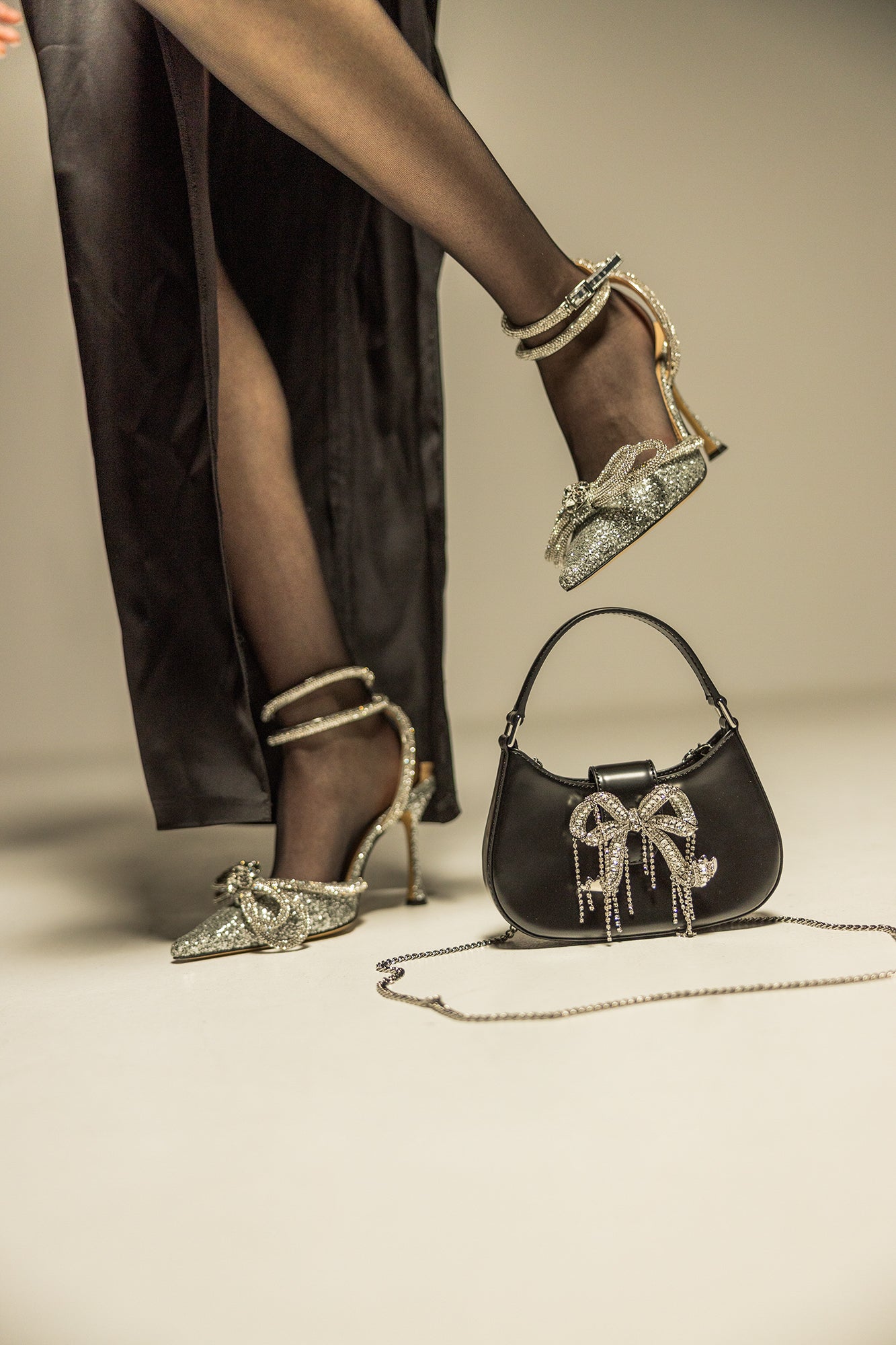 Închiriere pantofi MACH & MACH - cu funda impodobiti cu cristale, paiete și sclipici